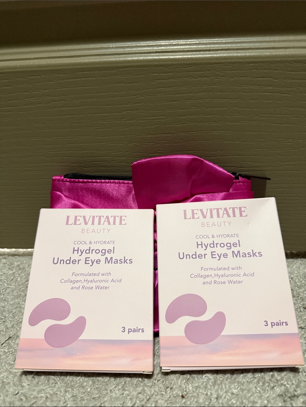 Cool & Hydrate Hydrogel Under Eye Masks - Pink
Cute makeup bag included